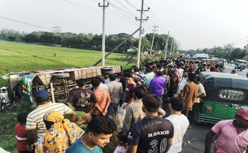 ইটাখোলা-মনোহরদী সড়ক যেন এক মৃত্যুপুরী,  প্রতিদিনই ঝরছে প্রাণ, দেখেও নীরব প্রশাসন
