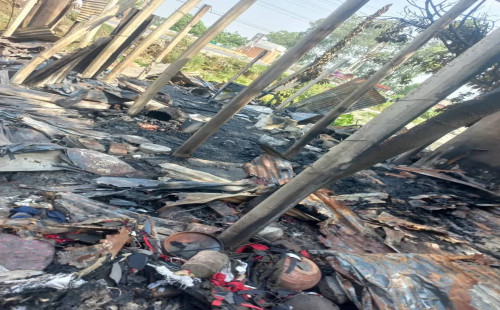 শিবপুরে প্লাস্টিক ফ্যাক্টরী ও বসত ঘরে  আগুন, অর্ধ কোটি  টাকার ক্ষতি