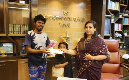 রেলস্টেশনে নিহত মা, ছেলের  পরিবারকে জেলা প্রশাসনের আর্থিক সহায়তা প্রদান