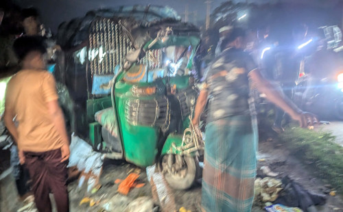 শিবপুর ডিসি রোডে পৌরসভার ময়লার ভ্যান- সি এন জি সংঘর্ষ, গুরুতর আহত সিএনজি চালক