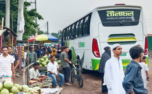 ইটাখোলা মোড়ে ফুটপাত দখল করে বাস কাউন্টার, চরম ভোগান্তিতে পথচারীরা
